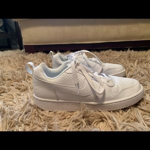 White Nike Air mens size 7.5 will fit a women’s 9